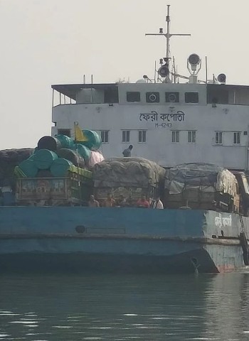 ঝড়বৃষ্টির কারণে এক ঘণ্টা বন্ধ থাকার পর দৌলতদিয়া-পাটুরিয়া নৌপথে ফেরি চলাচল পুনরায় শুরু