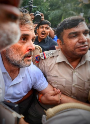 দিল্লিতে বিক্ষোভে রাহুল-প্রিয়াঙ্কাসহ বিরোধী নেতাদের আটক